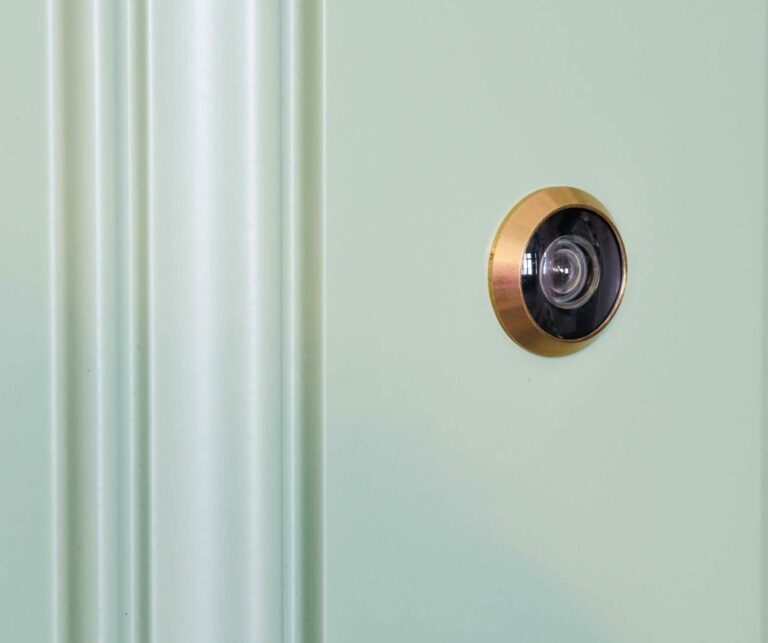 Die Standardhöhe von 150 cm kann beliebig variiert und auf den Benutzer angepasst werden. Der Sichtwinkel beträgt maximal 180° und die Sichtschutzkappe sorgt dafür, dass niemand von außen hineinsehen kann. Durch den lichtstarken Durchmesser von 16 mm haben Sie perfekte Sicht nach draußen. Der Türspion kann im Steh- als auch im Gehflügel installiert werden.